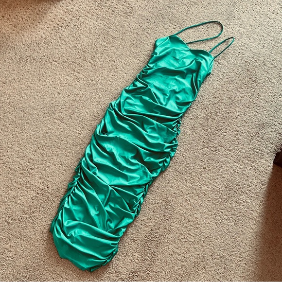 New Bright Emerald Green Bodycon Ruched Midi Dress XS - Picture 3 of 4